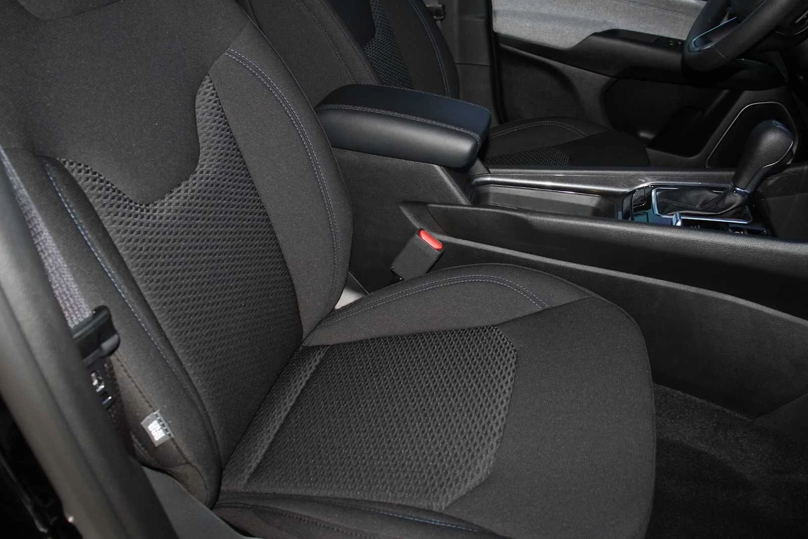 Used 2025 Diamond Black Crystal Pearlcoat Jeep Sport image 24