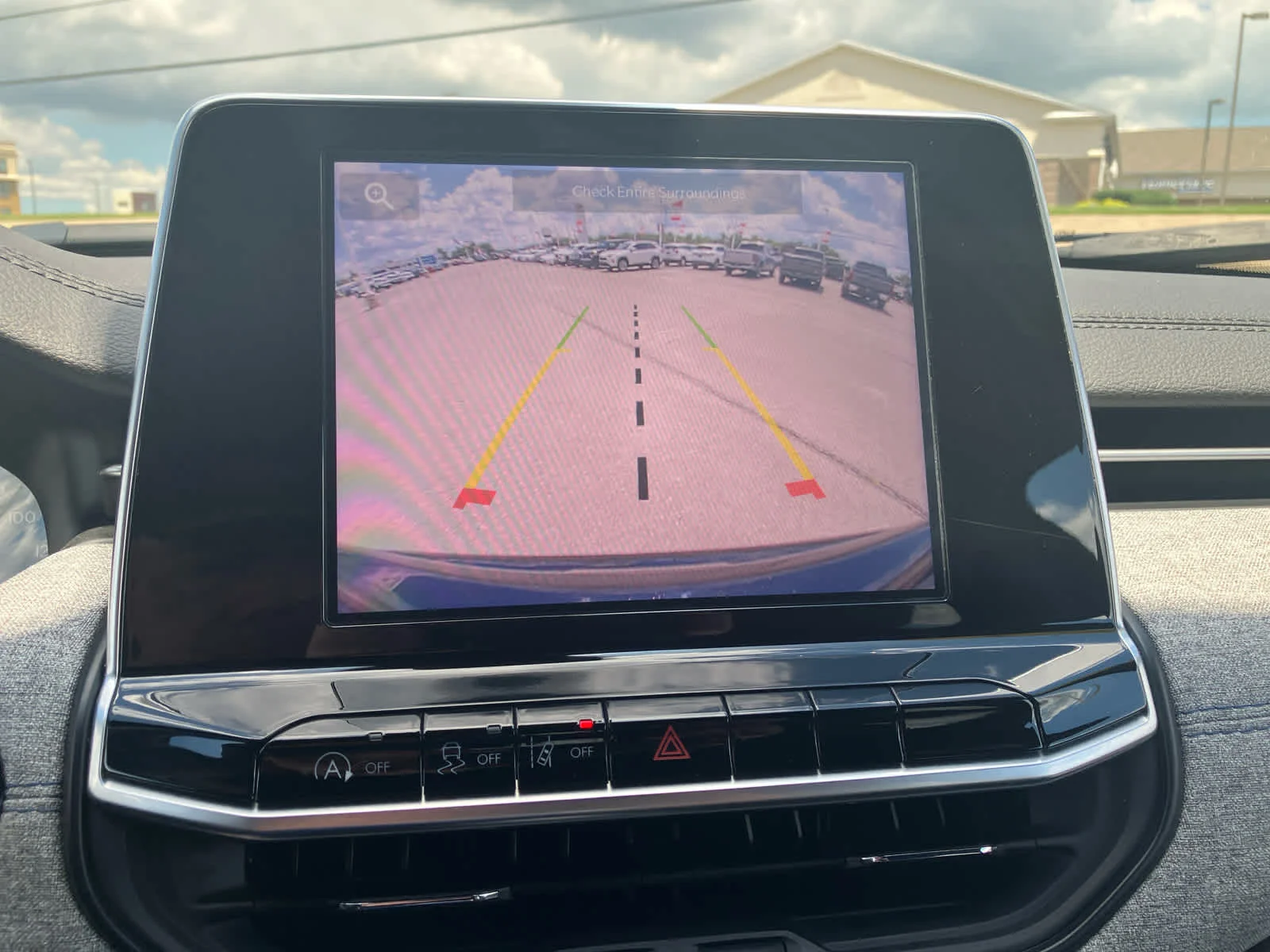 Used 2025 Diamond Black Crystal Pearlcoat Jeep Latitude image 22