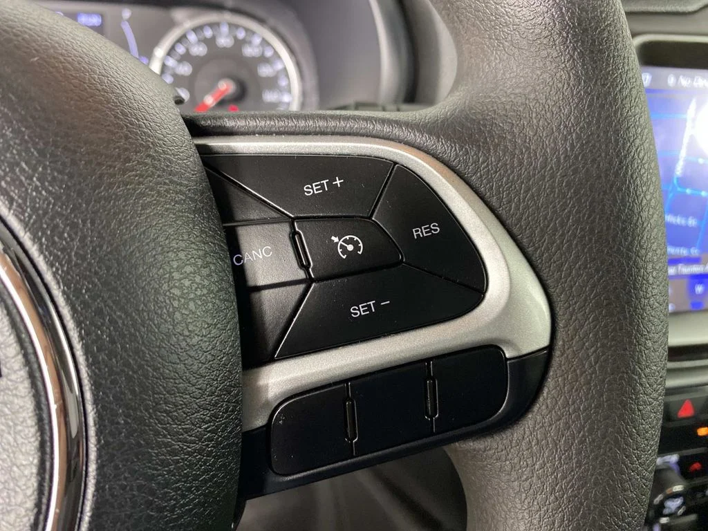 Used 2023 White Jeep Latitude image 16