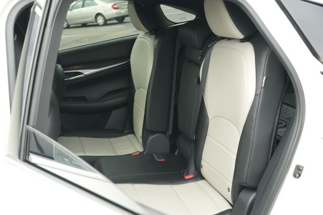 Used 2023 White INFINITI LUXE image 17