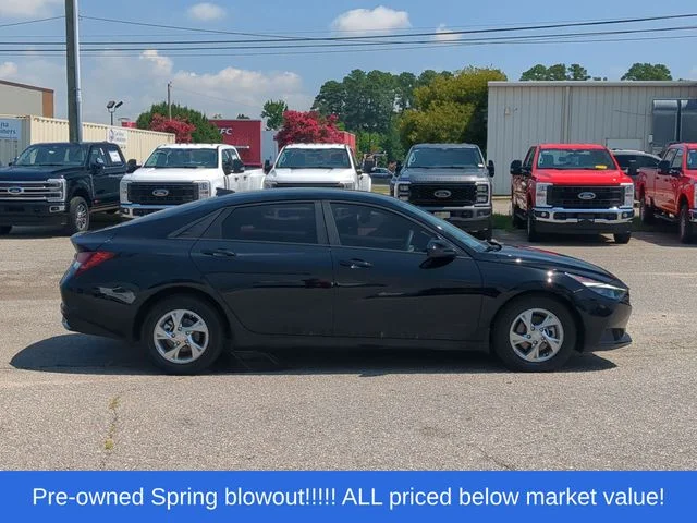 Used 2023 Black Hyundai SE image 14