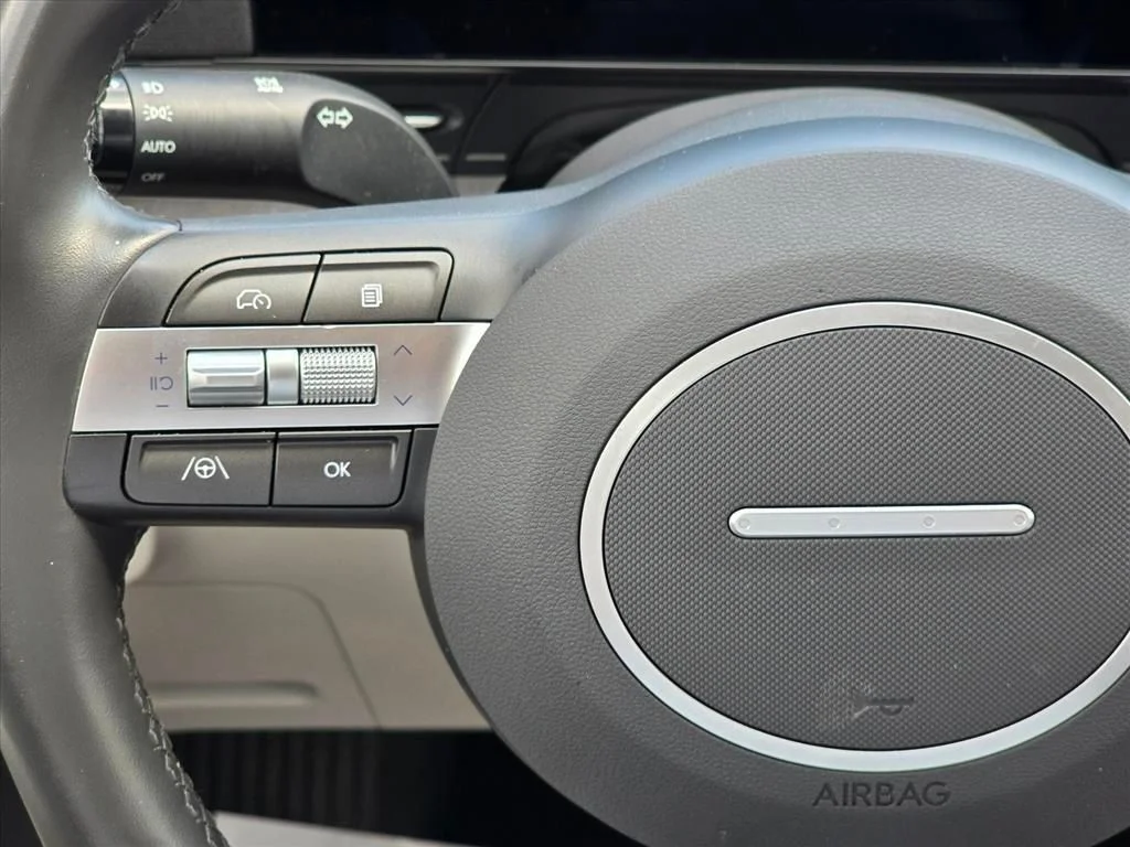 Used 2025 Gray Hyundai SEL image 15