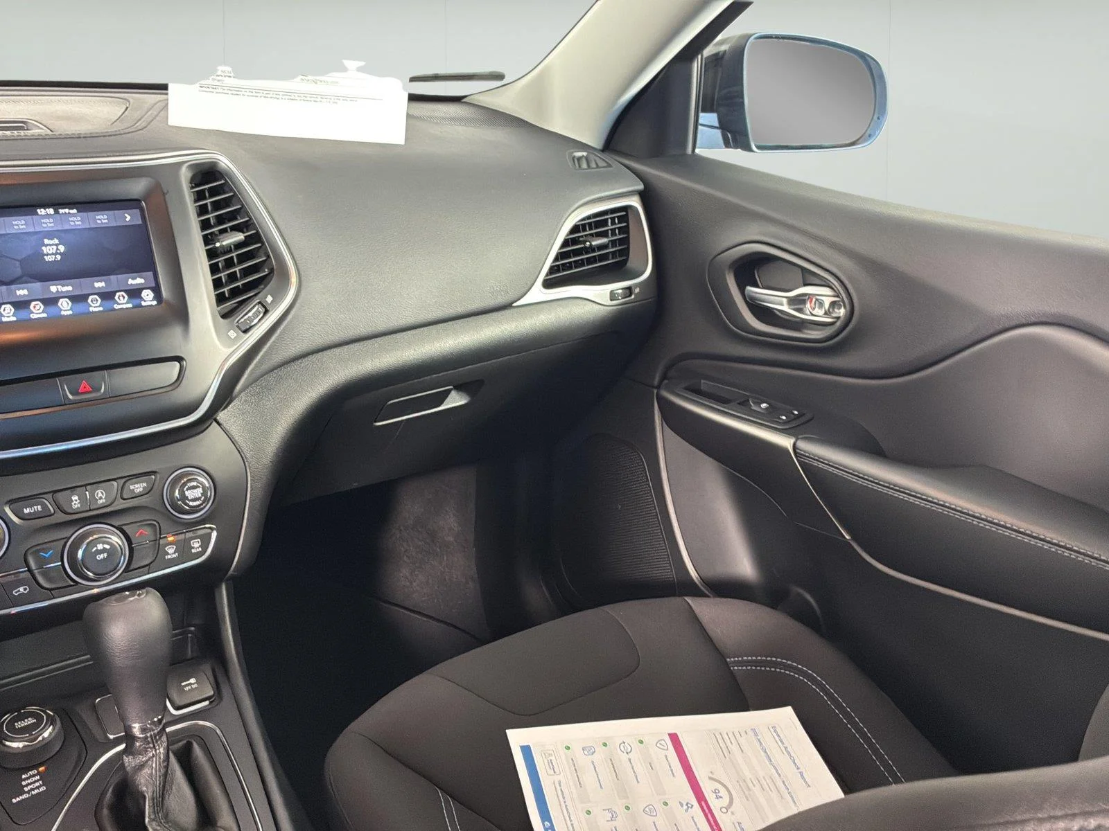 Used 2020 Diamond Black Crystal Pearlcoat Jeep Latitude image 33