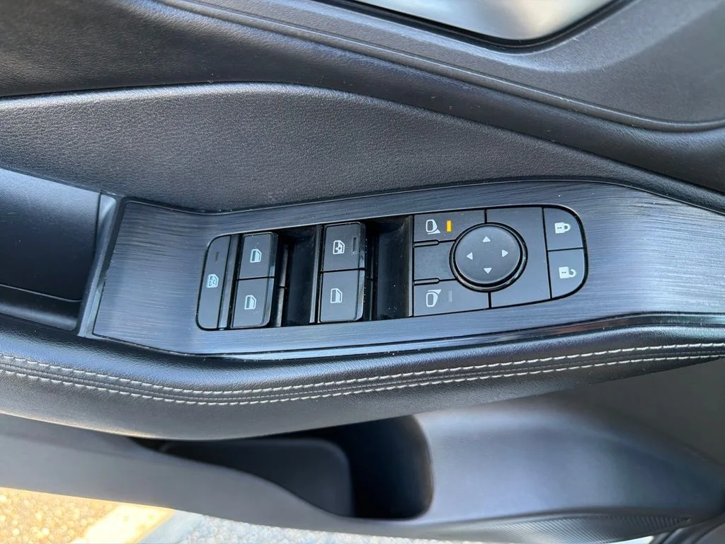 Used 2025 White Pearl Nissan SV image 25