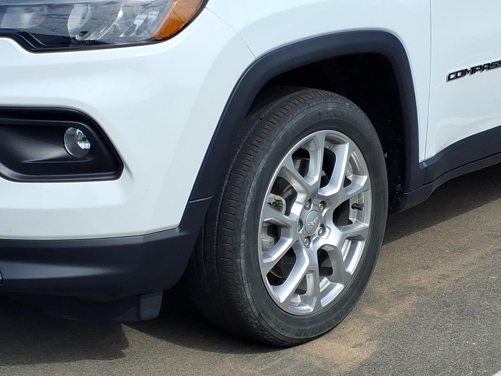 Used 2024 Bright White Clearcoat Jeep Latitude Lux image 3