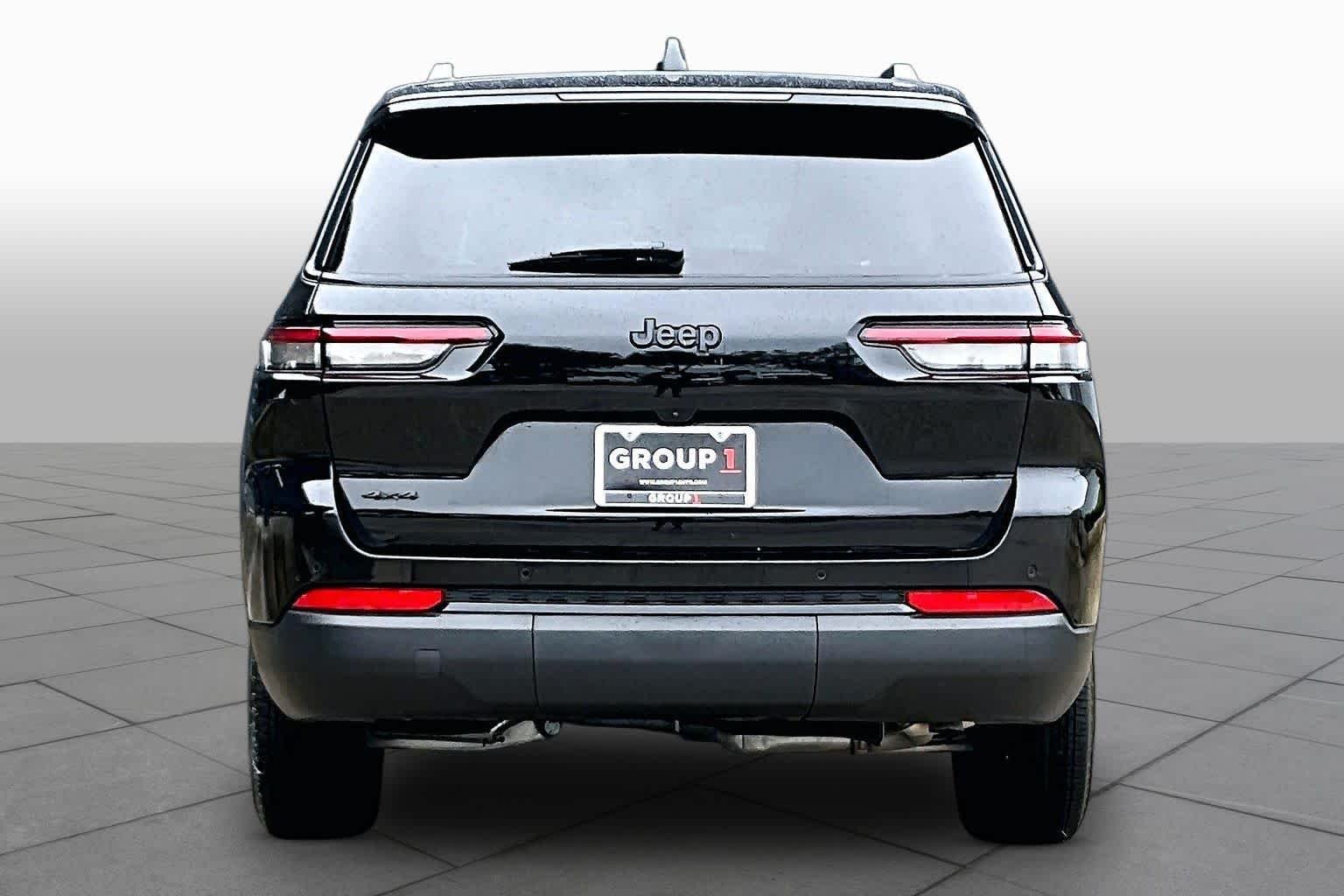Used 2025 Diamond Black Crystal Pearlcoat Jeep Altitude X image 4