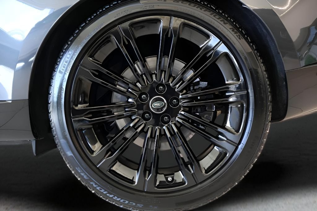 2025 Land Rover Range Rover SE - Photo 25