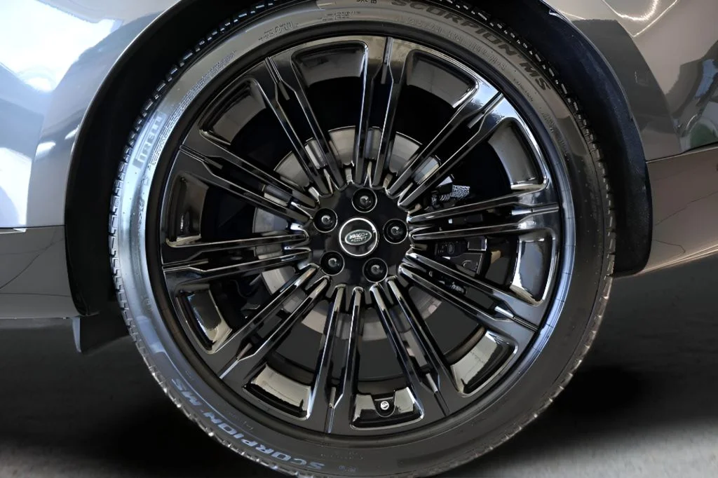 New 2025 Carpathian Grey Land Rover SE image 25