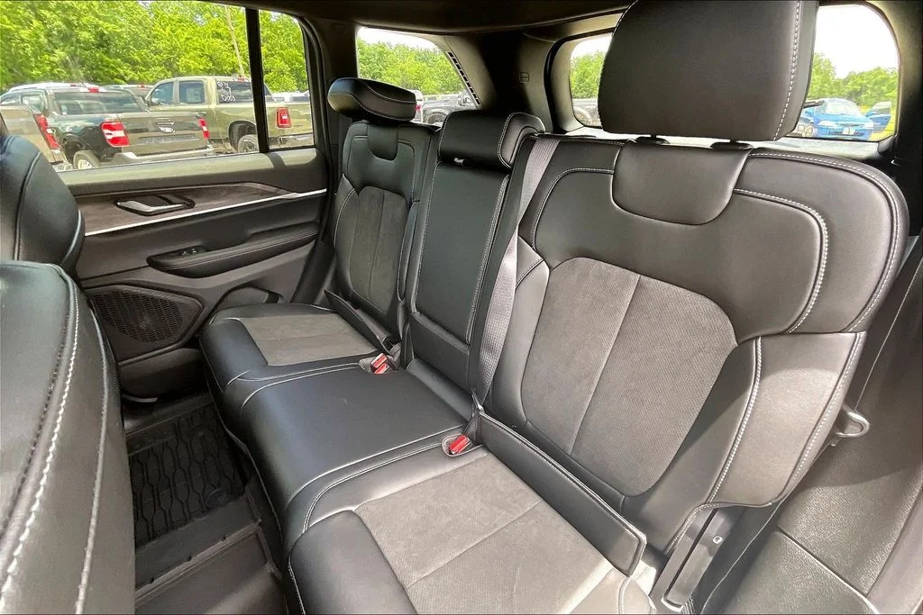 New 2026 Bright White Clear-Coat Exterior Paint Jeep Altitude image 22