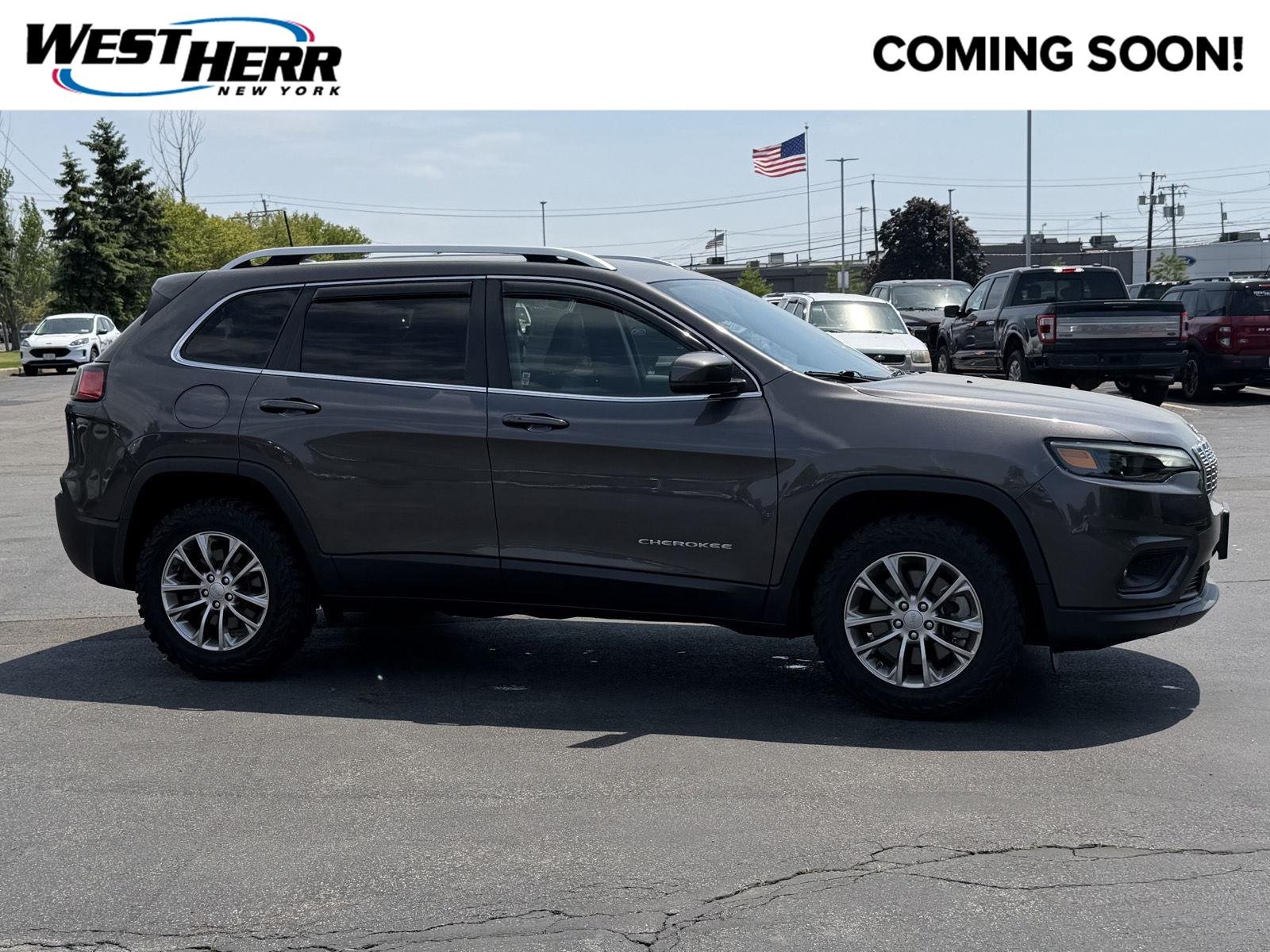 Used 2021 Granite Crystal Metallic Clearcoat Jeep Latitude Lux image 1