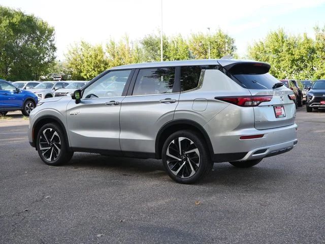 Used 2024 Silver Mitsubishi SE image 4