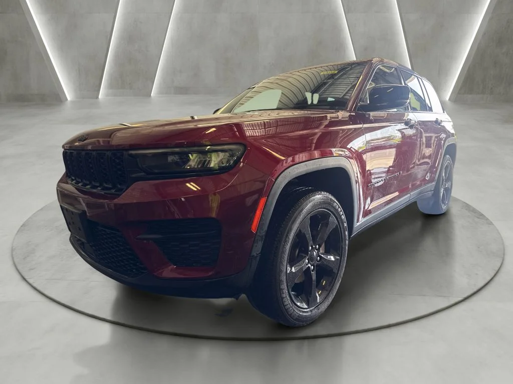 Used 2023 Red Jeep Altitude X image 3