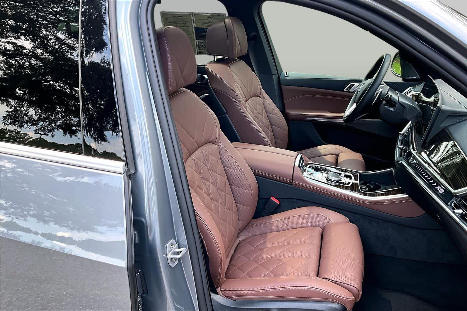 Used 2026 Skyscraper Grey Metallic BMW xDrive40i image 9