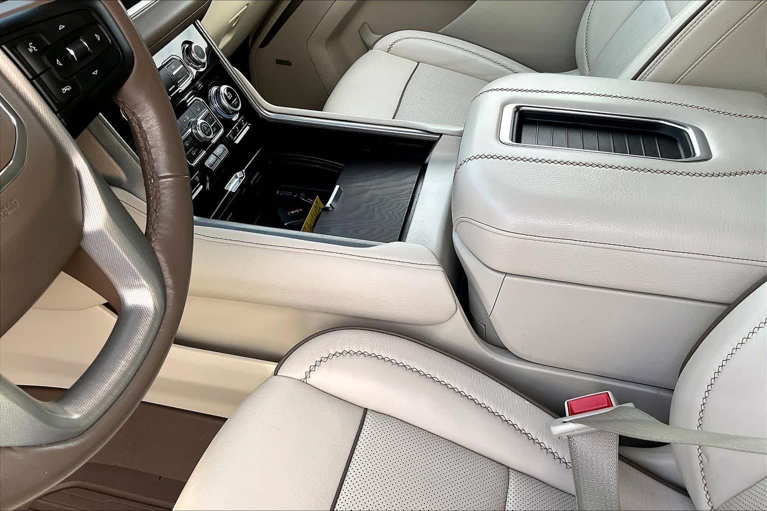 Used 2022 White Frost Tricoat GMC Denali image 17
