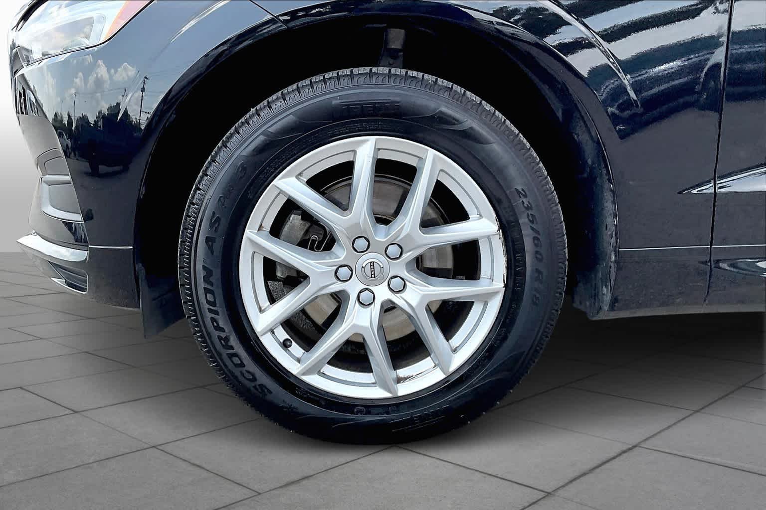 Used 2019 Onyx Black Metallic Volvo Momentum image 11