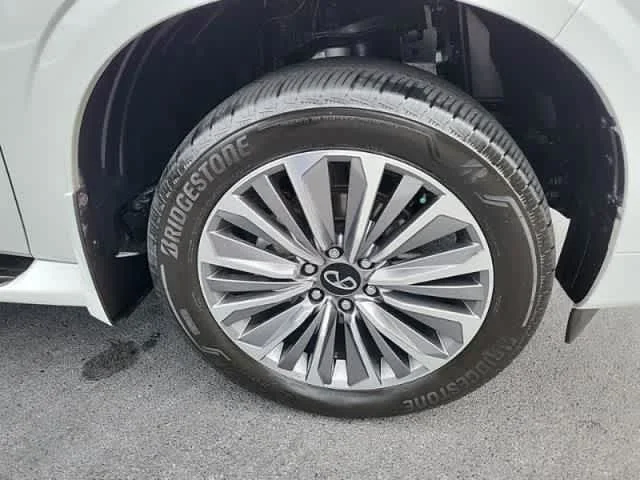 Certified Used 2025 Radiant White INFINITI LUXE image 9