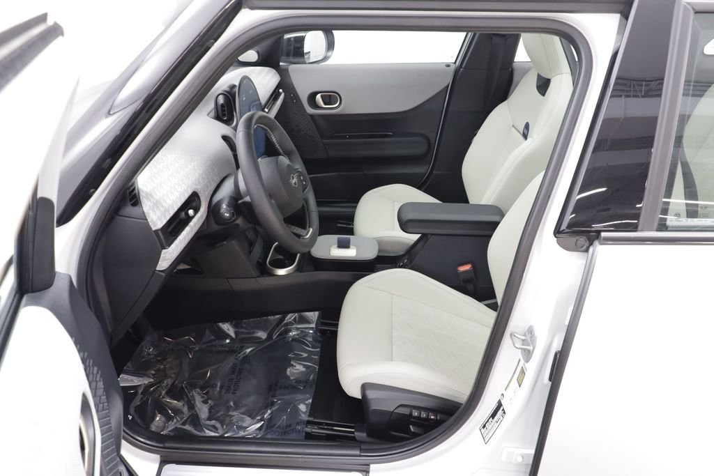 Certified Used 2025 White Metallic MINI Signature Plus image 6