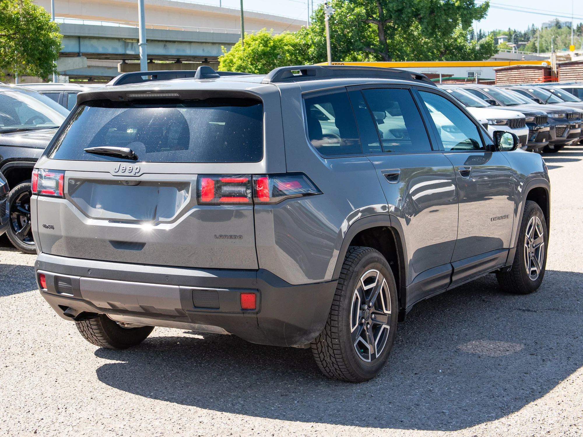 Used 2026 Grey Jeep Laredo* 4x4, Hybrid, Heated Seats, Remote Start, Blind-Spot and Cross-Path image 5