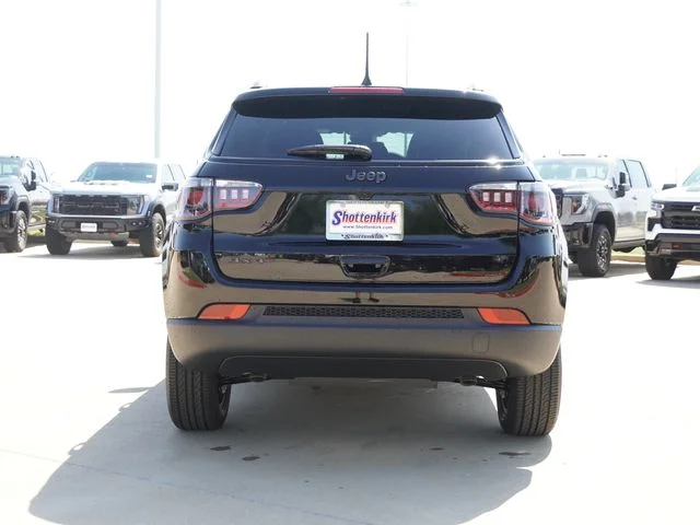 New 2026 Diamond Black Crystal Pearl-Coat Exterior Paint Jeep Latitude image 4