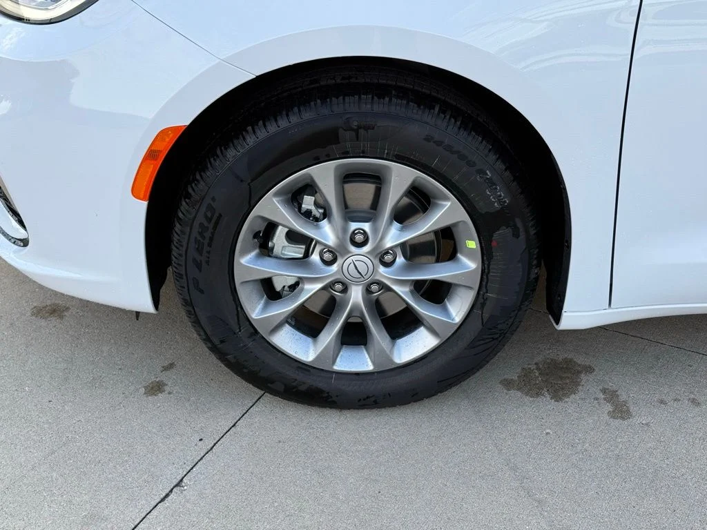 New 2026 Bright White Clear-Coat Exterior Paint Chrysler Limited image 12