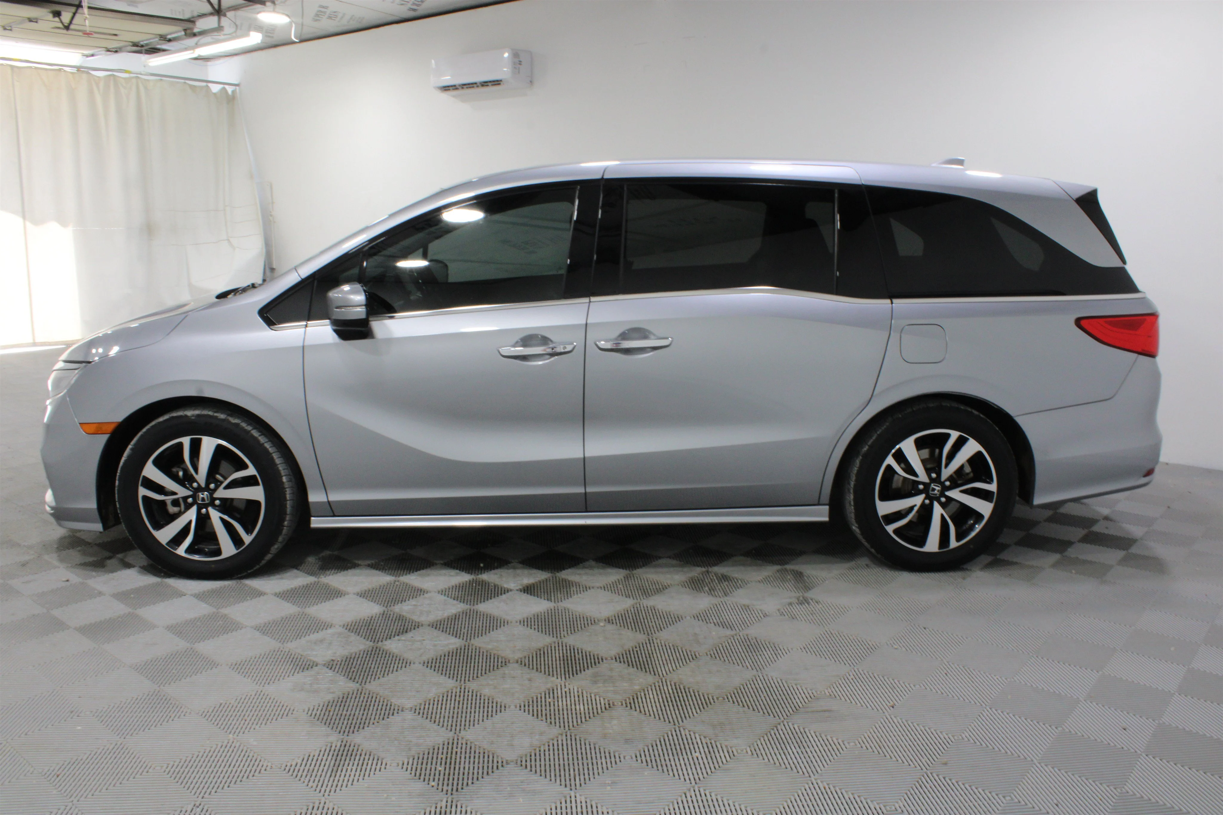 Used 2018 Silver Honda Elite image 32