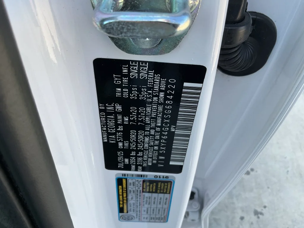 Used 2025 White Kia S image 37