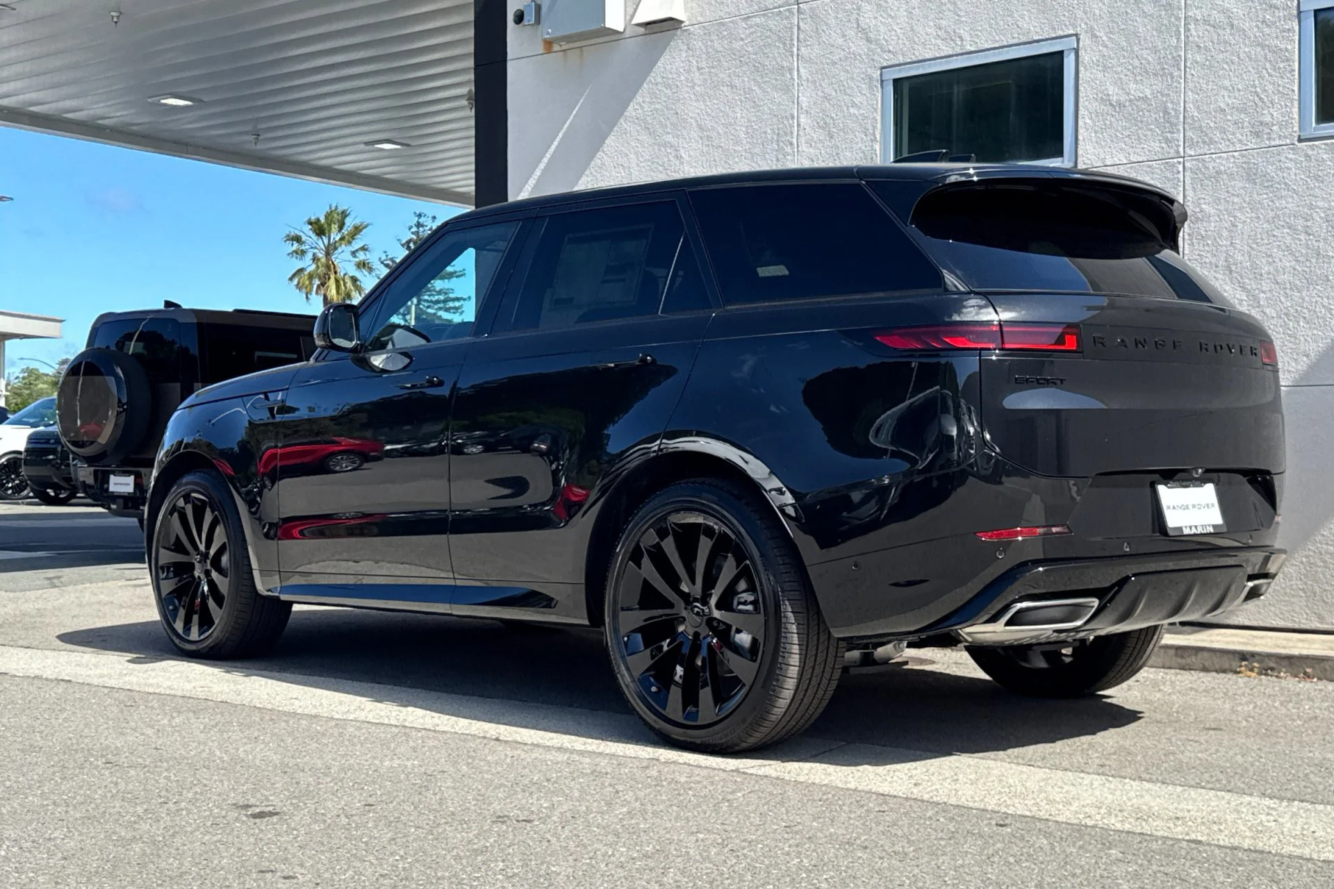 New 2026 Santorini Black Land Rover Dynamic SE image 6