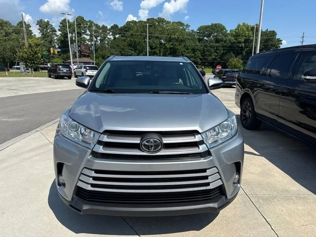 Used 2018 Silver Toyota XLE image 5