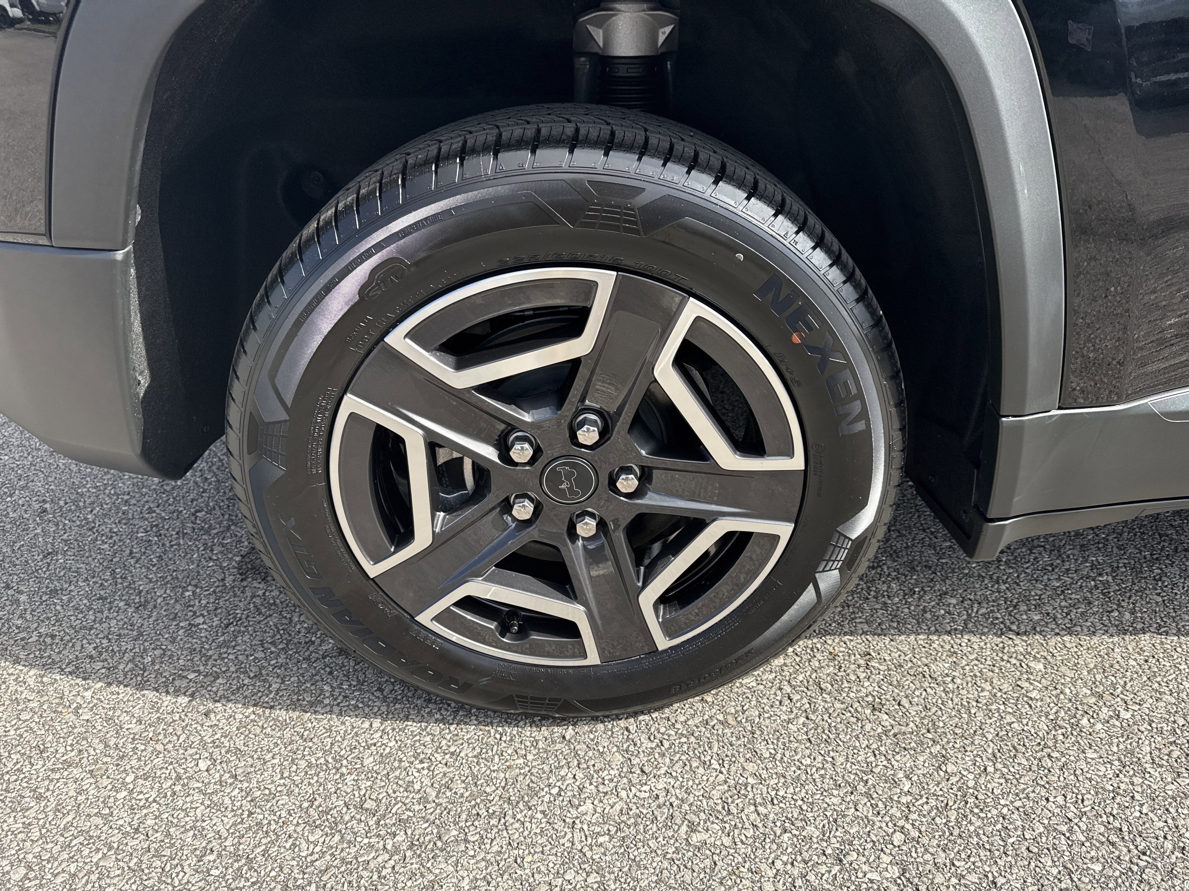 New 2026 Diamond Black Crystal Pearl-Coat Exterior Paint Jeep Limited image 18