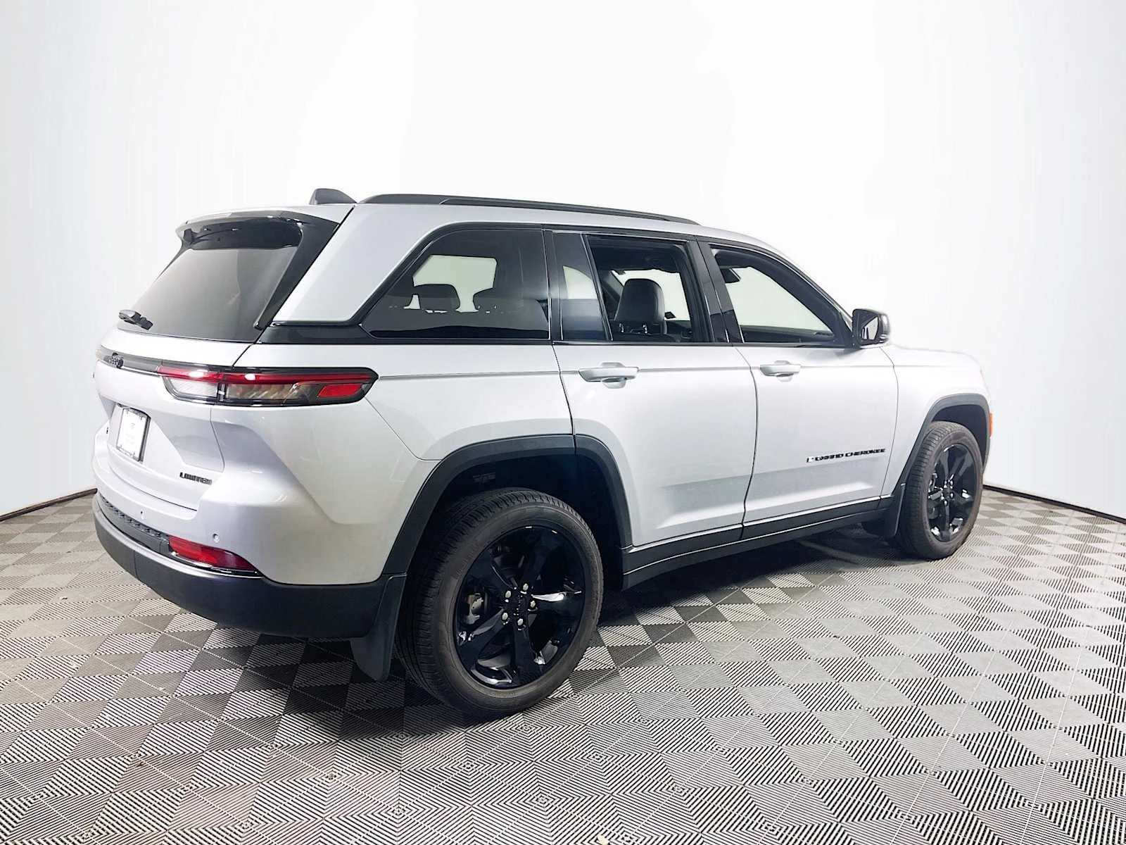 Used 2025 Silver Zynith Jeep Limited image 4