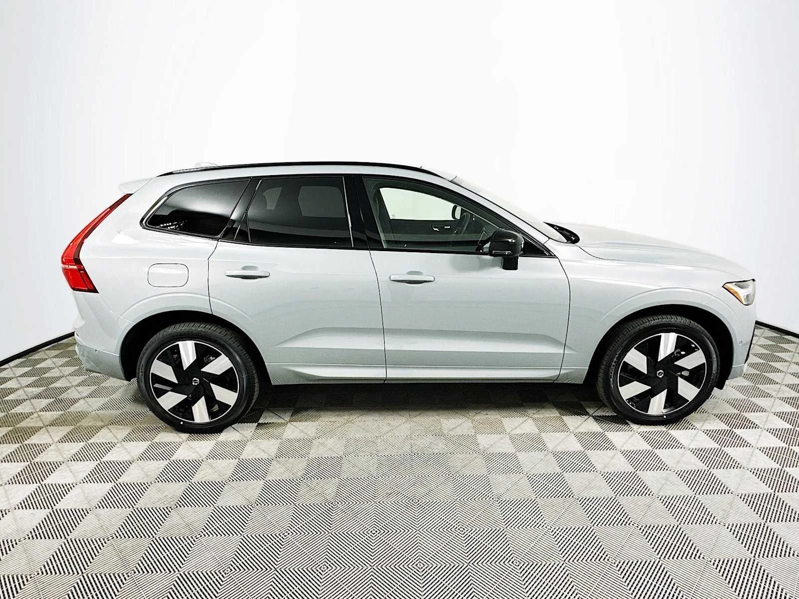Certified Used 2025 Vapour Grey Volvo Plus image 8
