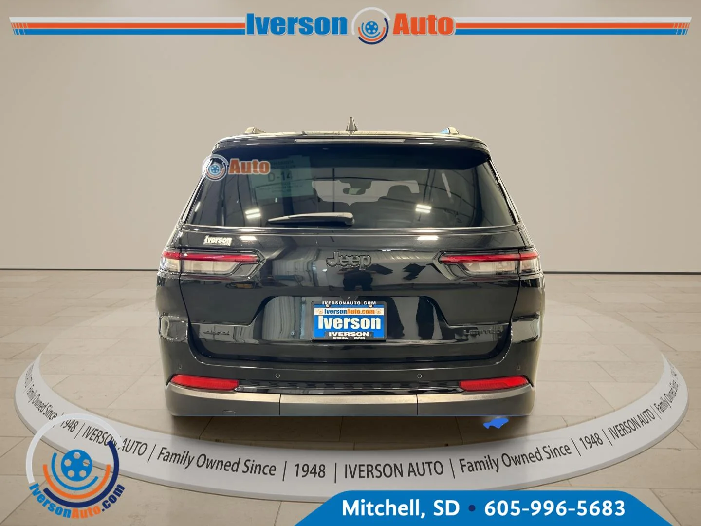 Used 2023 Diamond Black Crystal Pearlcoat Jeep Limited image 8