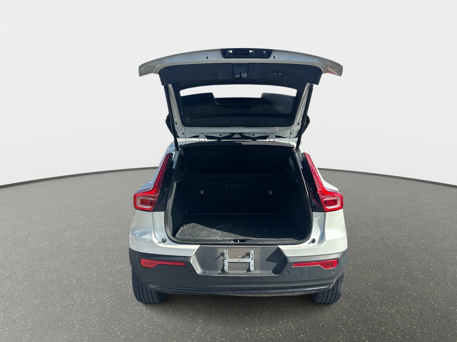 Used 2023 Crystal White Volvo Plus Dark Theme image 10