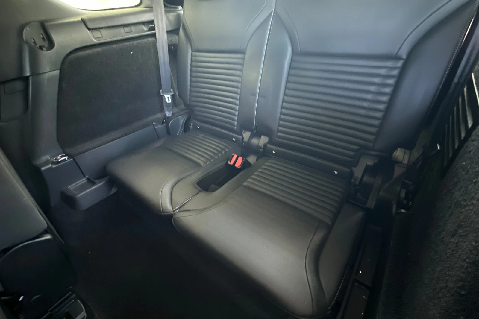 Used 2022 Santorini Black Metallic Land Rover S R-Dynamic image 18
