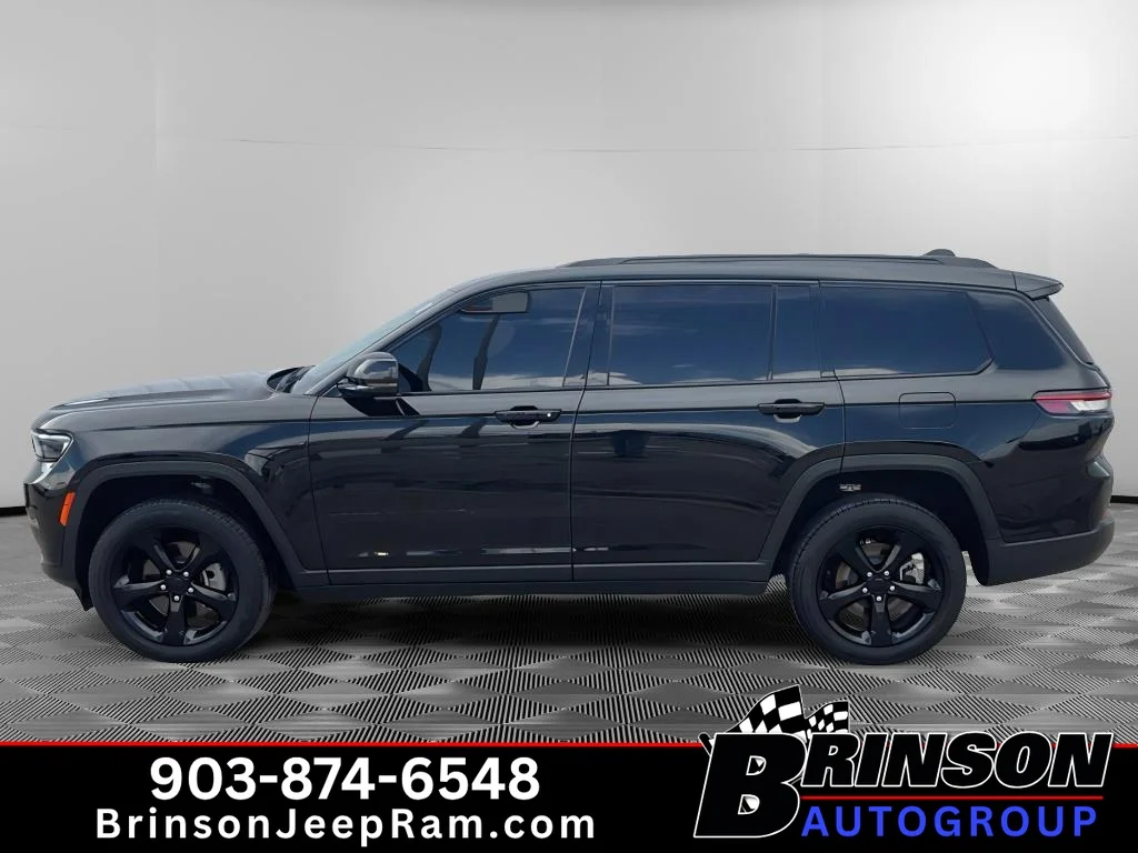 Used 2025 Diamond Black Crystal Pearlcoat Jeep Limited image 4