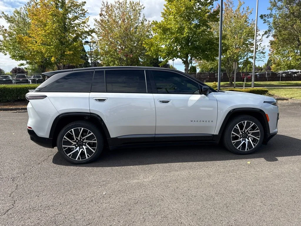 Used 2025 Silver Zynith Clearcoat Jeep Limited image 8