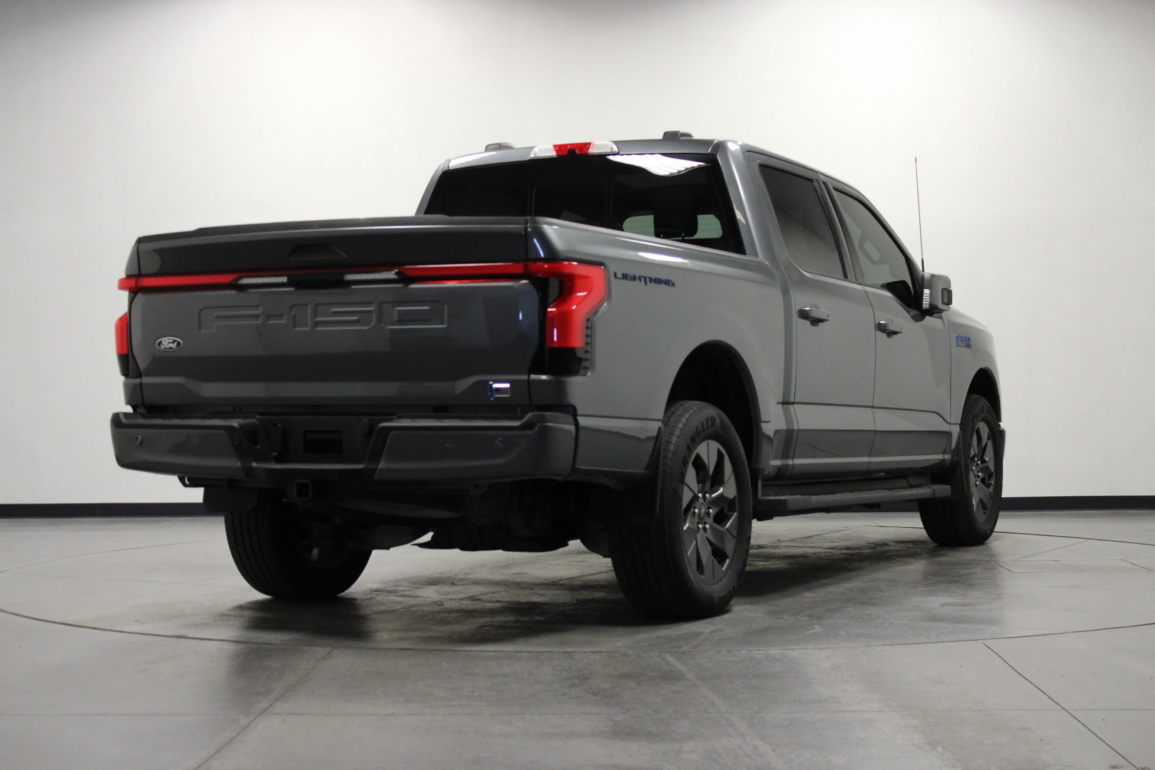 Used 2024 Carbonized Gray Metallic Ford Lariat image 4