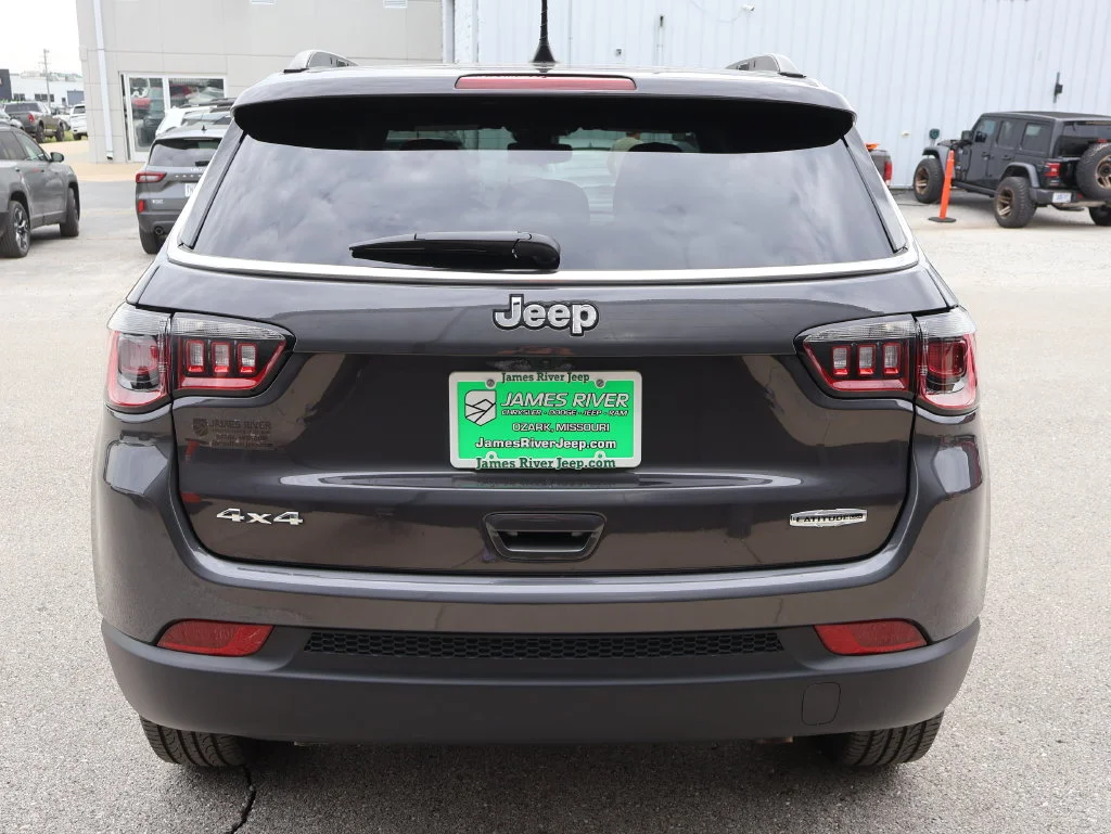 Used 2024 Gray Jeep Latitude Lux image 4