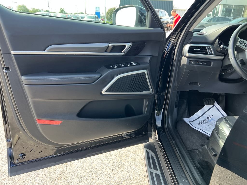 Used 2022 Black Kia S image 12