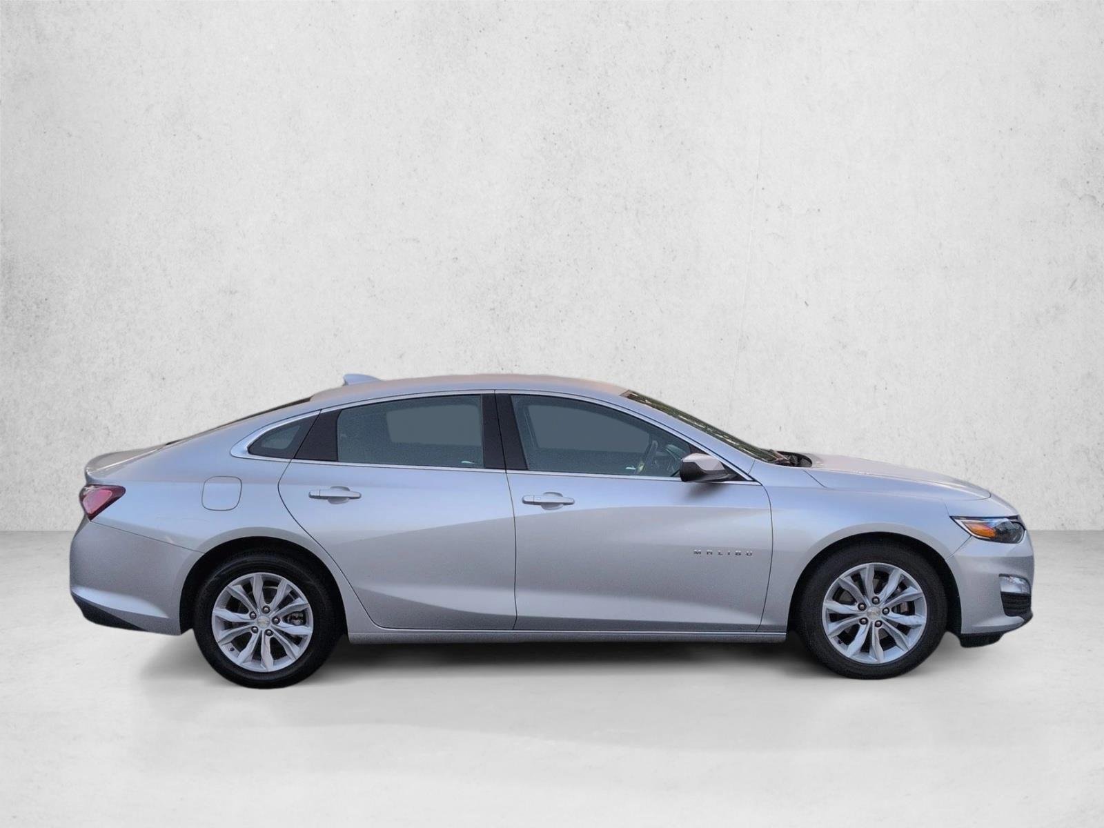 Used 2022 Silver Ice Metallic Chevrolet LT image 4