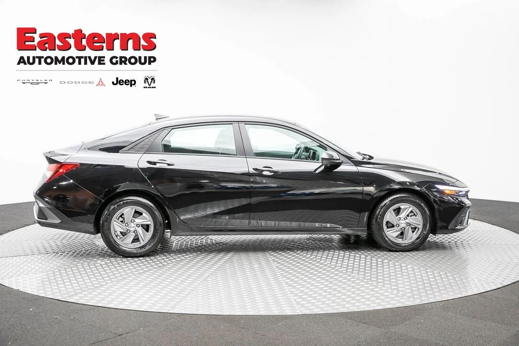 Used 2025 Black Hyundai SE image 4