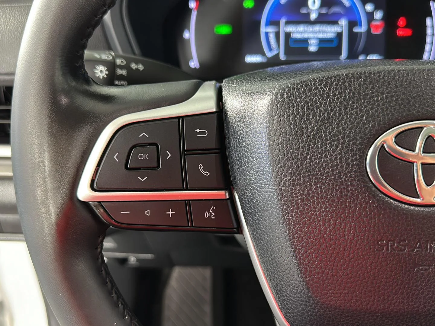 Used 2024 Wind Chill Pearl Toyota XLE image 12