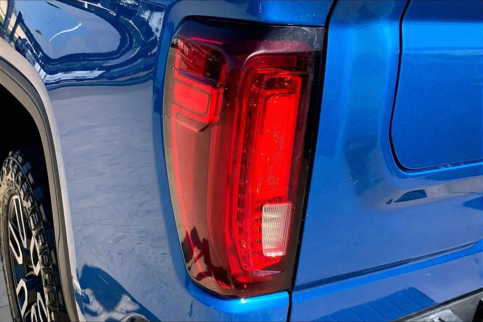 Used 2022 Dynamic Blue Metallic GMC AT4 image 27