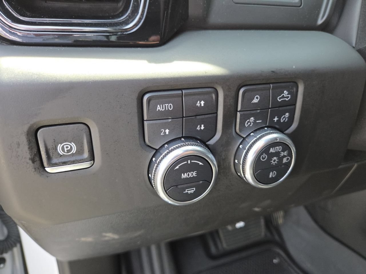 Used 2025 Summit White GMC AT4 image 5