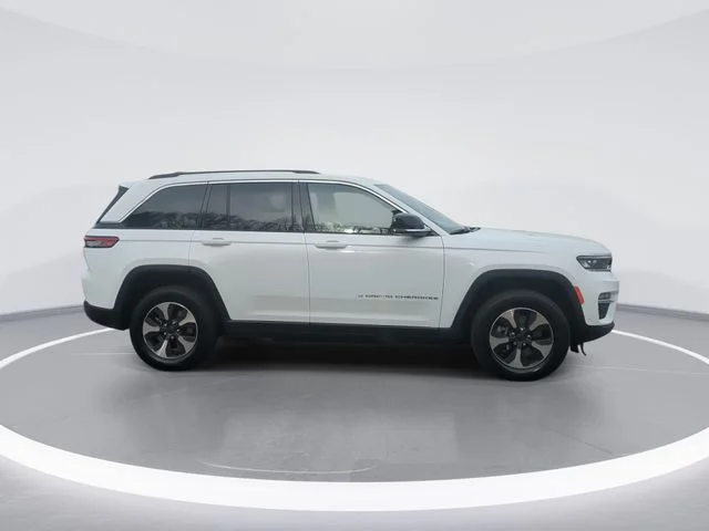Used 2022 White Jeep 4xe image 9