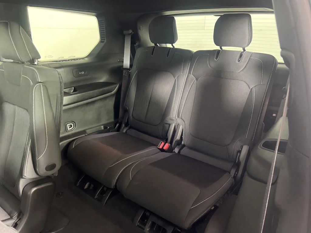 Used 2025 Diamond Black Crystal Pearlcoa Jeep Laredo image 23