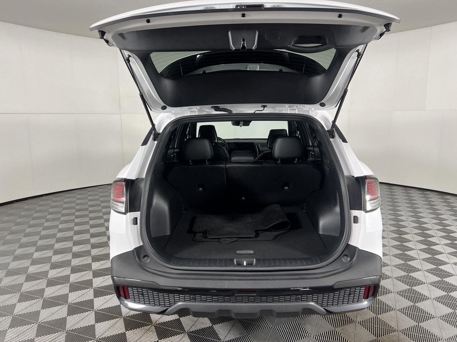 Used 2025 Glacial White Pearl Kia X-Line image 28