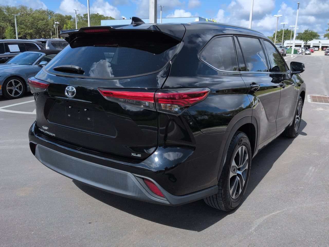 Used 2022 Midnight Black Metallic Toyota XLE image 4