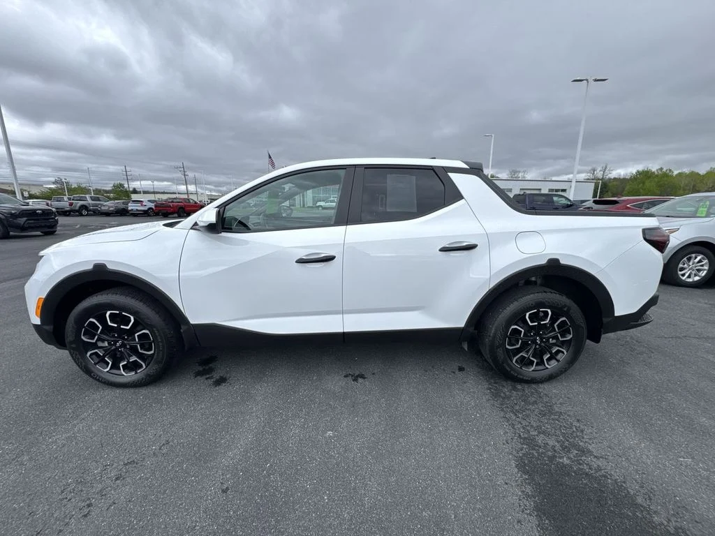 Used 2024 White Hyundai SE image 5