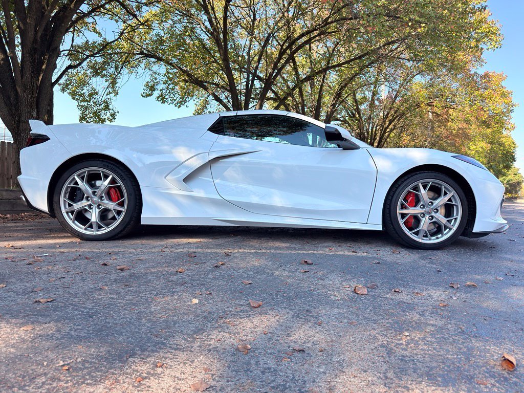 Used 2021 White Chevrolet Stingray image 8